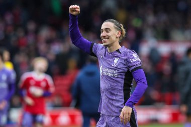 Liverpool 'dan Kostas Tsimikas, İngiltere' nin Nottingham şehrinde 2 Mart 202 'de oynanan Premier League maçında Nottingham Forest' a karşı Liverpool maçını kazanmasını kutluyor.