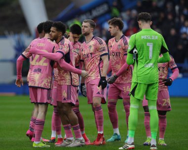 Leeds United takımı 2 Mart 202 'de John Smith Stadyumu' nda Huddersfield Town - Leeds United maçından önce toplandı.