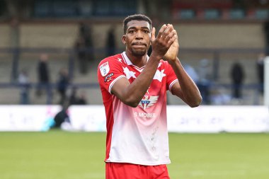 Barnsley 'li Donovan Pines, 2 Mart 202' de Adams Park, High Wycombe 'da Wycombe Wanderers ile oynanan Sky Bet 1 karşılaşmasında gezgin taraftarları alkışlıyor.