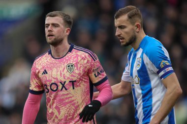 Leeds United 'dan Patrick Bamford ve Huddersfield Town' dan Micha Helik 2 Mart 2024 'te John Smith Stadyumu' nda Huddersfield Town 'a karşı Leeds United maçında oynadılar.