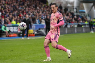 Leeds United takımından Connor Roberts, 2 Mart 202 'de John Smith Stadyumu' nda oynanan Huddersfield Town - Leeds United maçında topa vuruyor.