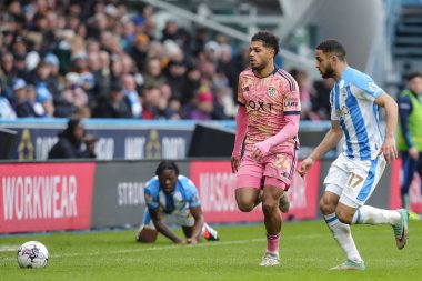 Leeds United 'dan Georgina Rutter ve Huddersfield Town' dan Brodie Spencer, 2 Mart 202 'de John Smith Stadyumu' nda oynanan Sky Bet Şampiyonası maçında topu kovalıyorlar.