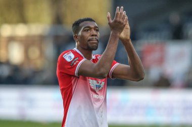Barnsley 'li Donovan Pines, 2 Mart 202' de Adams Park, High Wycombe, Birleşik Krallık 'ta Wycombe Wanderers' a karşı oynanan Sky Bet 1 maçında kazandığı 2-4 'lük galibiyet sonrasında gezgin taraftarları alkışlıyor.