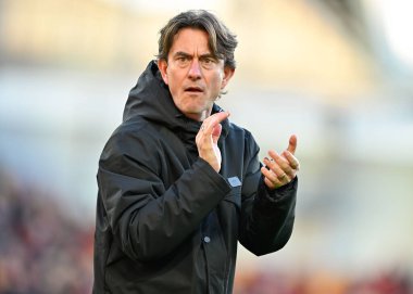 2 Mart 202 'de Londra' daki Gtech Community Stadyumu 'nda oynanan Premier League karşılaşmasında Brentford Chelsea' ye karşı oynanan maçta, Brentford taraftarlarını alkışlıyor.