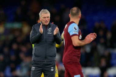 West Ham United teknik direktörü David Moyes, İngiltere 'nin Liverpool kenti Goodison Park' ta oynanan Everton-West Ham United Premier League maçının sonunda taraftarları alkışlıyor.