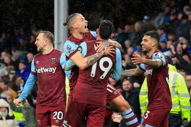 West Ham United takımından Edson Alvarez, 2 Mart 202 'de Goodison Park, Liverpool' da oynanan West Ham United maçında Kalvin Phillips 'in 1-3' lük galibiyetini kutluyor.