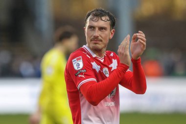 Barnsley 'li Josh Earl, 2 Mart 202' de Adams Park, High Wycombe, Birleşik Krallık 'ta Wycombe Wanderers' a karşı oynanan Sky Bet 1 maçında kazandığı 2-4 'lük galibiyet sonrasında gezgin taraftarları alkışlıyor.