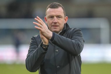 Neill Collins Barnsley 'in baş antrenörü, 2 Mart 202' de Adams Park, High Wycombe, Birleşik Krallık 'ta Wycombe Wanderers' a karşı oynanan Sky Bet 1 maçında kazandığı 2-4 'lük galibiyet sonrasında gezgin taraftarları alkışlıyor.