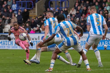 Leeds United takımından Crysencio Summerville, 2 Mart 202 'de John Smith Stadyumu' nda Huddersfield Town - Leeds United maçında atış yaptı.