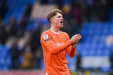Blackpool 'dan George Byers, 2 Mart 202' de Croud Meadow, Shrewsbury, İngiltere 'de oynanan Sky Bet 1 karşılaşmasının sonunda taraftarları alkışlıyor.