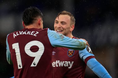 West Ham United takımından Edson Alvarez, 2 Mart 202 'de Goodison Park, Liverpool' da oynanan West Ham United maçında Jarrod Bowen ile 1-3 'lük skorla galibiyetini kutluyor.