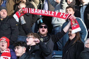Barnsley taraftarları, 2 Mart 202 'de Adams Park, High Wycombe, Birleşik Krallık' ta Wycombe Wanderers-Barnsley maçında 2-4 'lük galibiyetlerini kutladılar.