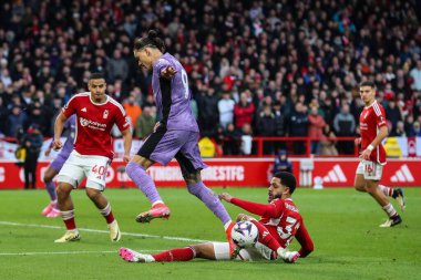 Nottingham Ormanı 'ndan Andrew Omobamidele, İngiltere' nin Nottingham şehrinde 2 Mart 2024 'te oynanan Premier Lig karşılaşmasında Liverpool' lu Darwin Nez 'i yendi.