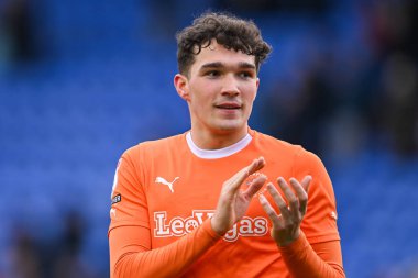 Blackpool 'dan Kyle Joseph, 2 Mart 202' de Croud Meadow, Shrewsbury, İngiltere 'de oynanan Skrewsbury Town-Blackpool maçının sonunda taraftarları alkışlıyor.