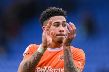 Blackpool 'dan Jordan Lawrence-Gabriel, 2 Mart 202' de Croud Meadow, Shrewsbury, İngiltere 'de oynanan Skrewsbury Town-Blackpool maçının sonunda taraftarları alkışlıyor.