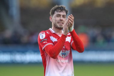 Barnsley 'den Corey O' Keeffe, 2 Mart 202 'de Adams Park, High Wycombe, Birleşik Krallık' ta oynanan Sky Bet 1 maçında kazandığı 2-4 'lük galibiyet sonrasında gezgin taraftarları alkışlıyor.