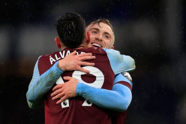 West Ham United takımından Edson Alvarez, 2 Mart 202 'de Goodison Park, Liverpool' da oynanan West Ham United maçında Jarrod Bowen ile 1-3 'lük skorla galibiyetini kutluyor.