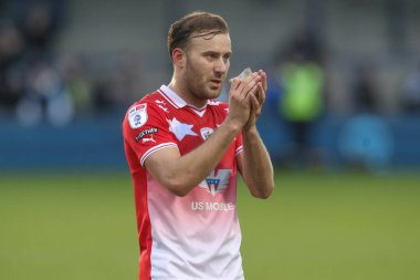Barnsley 'li Herbie Kane, sonrasında gezgin taraftarları alkışlıyor. Adams Park, High Wycombe, İngiltere 'de 2 Mart 202' de Wycombe Wanderers-Barnsley maçında 2-4 kazandı.