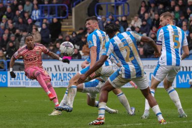 Leeds United takımından Crysencio Summerville, 2 Mart 202 'de John Smith Stadyumu' nda Huddersfield Town - Leeds United maçında atış yaptı.
