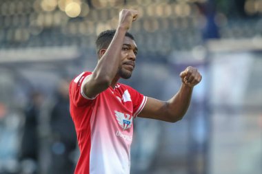 Barnsley 'li Donovan Pines, 2 Mart 202' de Adams Park, High Wycombe, Birleşik Krallık 'ta Wycombe Wanderers' a karşı oynanan Sky Bet 1 karşılaşmasında seyyar taraftarlarla 2-4 'lük galibiyetini kutluyor.