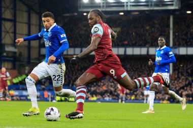 West Ham United takımından Michail Antonio, Everton - West Ham United maçında Everton - Goodison Park, Liverpool, İngiltere 'de 2 Mart 202' de Ben Godfrey 'i geçti.