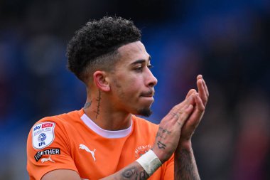 Blackpool 'dan Jordan Lawrence-Gabriel, 2 Mart 202' de Croud Meadow, Shrewsbury, İngiltere 'de oynanan Skrewsbury Town-Blackpool maçının sonunda taraftarları alkışlıyor.