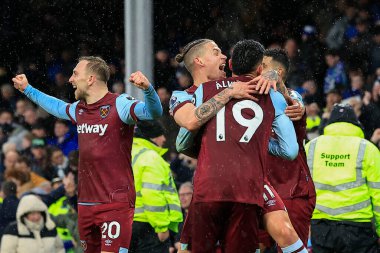 West Ham United takımından Edson Alvarez, 2 Mart 202 'de Goodison Park, Liverpool' da oynanan West Ham United maçında Kalvin Phillips 'in 1-3' lük galibiyetini kutluyor.
