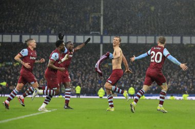 West Ham United takımından Tomas Soucek, İngiltere 'nin Liverpool kenti Goodison Park' ta oynanan Premier League maçında Everton-West Ham United maçında 1-2 'lik skorunu kutluyor.
