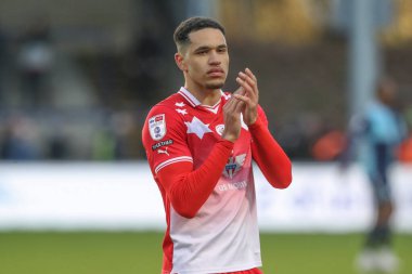 Barnsley 'den Jon Russell, 2 Mart 202' de Adams Park, High Wycombe, Birleşik Krallık 'ta Wycombe Wanderers' a karşı oynanan Sky Bet 1 maçında kazandığı 2-4 'lük galibiyet sonrasında gezgin taraftarları alkışlıyor.