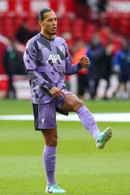 Liverpool 'dan Virgil van Dijk Premier Lig karşılaşması öncesi ısınma sırasında Nottingham Forest Liverpool' a karşı City Ground, Nottingham, İngiltere, 2 Mart 202