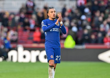 Chelsea takımından Malo Gusto, Premier League maçında Brentford Chelsea 'ye karşı Londra' daki Gtech Community Stadyumu 'nda 2 Mart 202' de oynanan karşılaşmada taraftarlarını alkışlıyor.