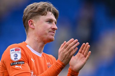Blackpool 'dan George Byers, 2 Mart 202' de Croud Meadow, Shrewsbury, İngiltere 'de oynanan Sky Bet 1 karşılaşmasının sonunda taraftarları alkışlıyor.
