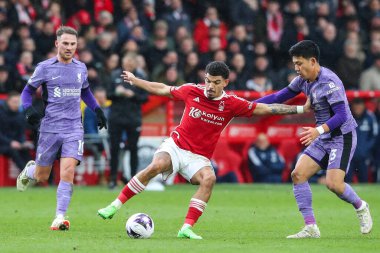 Nottingham Ormanı 'ndan Morgan Gibbs-White, Liverpool' lu Wataru Endo 'yu İngiltere' nin Nottingham City Ground kentinde oynanan Premier League maçı sırasında bekletti.