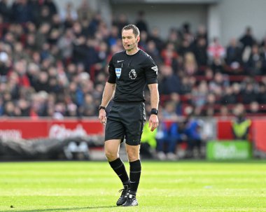 Hakem Jarred Gillet, Premier Lig maçı sırasında Brentford Chelsea 'ye karşı Gtech Community Stadyumu, Londra, İngiltere, 2 Mart 202