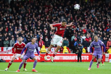 Nottingham Ormanı 'ndan Murillo Premier Lig maçında Nottingham Forest, Liverpool' a karşı City Ground, Nottingham, İngiltere 'de 2 Mart 202' de oynanan maçta topu açık farkla önde götürüyor.
