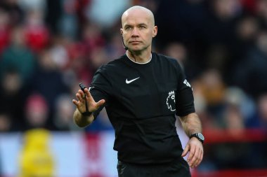 Hakem Paul Tierney Premier Lig maçı sırasında Nottingham Forest, Liverpool 'a karşı City Ground, Nottingham, İngiltere, 2 Mart 202