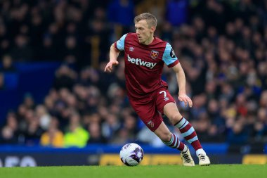 West Ham United takımından James Ward-Prowse, Premier League maçında topu Goodison Park, Liverpool 'da Everton-West Ham United maçında kontrol ediyor.