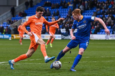 Blackpool 'dan Kyle Joseph ve Shrewsbury Town' dan Morgan Feeney, 2 Mart 202 'de Croud Meadow, Shrewsbury' deki Shrewsbury Town - Blackpool maçında top için mücadele ettiler.
