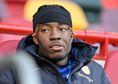 Chelsea takımından Noni Madueke, Premier League maçında Brentford Chelsea 'ye karşı Londra' daki Gtech Community Stadyumu 'nda 2 Mart 202' de oynanan maçta yedek kulübesinde.