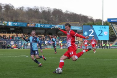 Barnsley 'den Josh Earl, Adams Park, High Wycombe, Birleşik Krallık' ta Wycombe Wanderers 'a karşı oynadığı Sky Bet 1 maçında topu kutuya sokuyor.