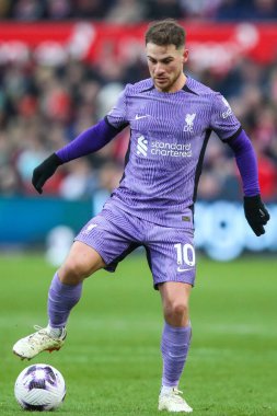 Liverpool 'dan Alexis Mac Allister Premier Lig maçı sırasında Nottingham Forest Liverpool' a karşı City Ground, Nottingham, 2 Mart 202 'de
