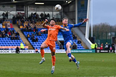 Blackpool 'dan Jordan Lawrence-Gabriel ve Shrewsbury Town' dan Aiden O 'Brien, 2 Mart 202' de Croud Meadow, Shrewsbury 'de oynanan Sky Bet 1 maçı sırasında top için savaştılar.