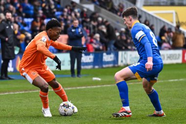Blackpool 'dan Karamoko Dembele, Shrewsbury Town' dan Jack Hinchy ile 2 Mart 202 'de Croud Meadow, Shrewsbury' de oynanan Sky Bet 1 maçı sırasında karşılaştı.