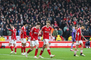 Nottingham Ormanı 'ndan Ryan Yates Nottingham Ormanı' ndan Neco Williams ile Premier Lig maçı sırasında Nottingham Ormanı Liverpool 'a karşı City Ground, Nottingham, İngiltere' de 2 Mart 202 'de görüştü.