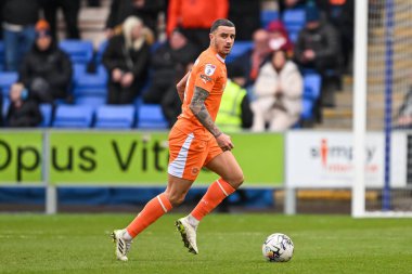 Blackpool 'dan Oliver Norburn, 2 Mart 202' de Croud Meadow, Shrewsbury, İngiltere 'de oynanan Skrewsbury Town-Blackpool maçında topa vuruyor.