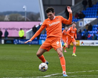 Blackpool takımından Kyle Joseph, 2 Mart 202 'de Croud Meadow, Shrewsbury, İngiltere' de oynanan Shrewsbury Town-Blackpool maçında