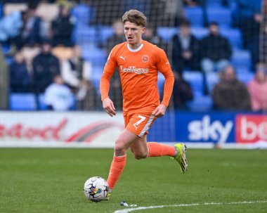 Blackpool 'dan George Byers, 2 Mart 202' de Croud Meadow, Shrewsbury, İngiltere 'de oynanan Skrewsbury Town-Blackpool maçında topa vuruyor.