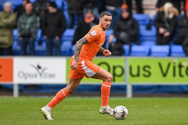 Blackpool 'dan Oliver Norburn, 2 Mart 202' de Croud Meadow, Shrewsbury, İngiltere 'de oynanan Skrewsbury Town-Blackpool maçında topa vuruyor.