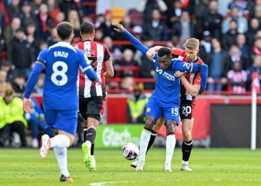Chelsea 'den Nicolas Jackson, Brentford' dan Kristoffer Ajer 'in baskısı altında, Premier League karşılaşmasında Brentford Chelsea' ye karşı Gtech Community Stadyumu, Londra, İngiltere 'de 2 Mart 202' de oynanan karşılaşmada topu tutuyor.