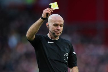 Hakem Paul Tierney Premier Lig maçı sırasında Nottingham Forest, Liverpool 'a karşı City Ground, Nottingham, İngiltere, 2 Mart 202